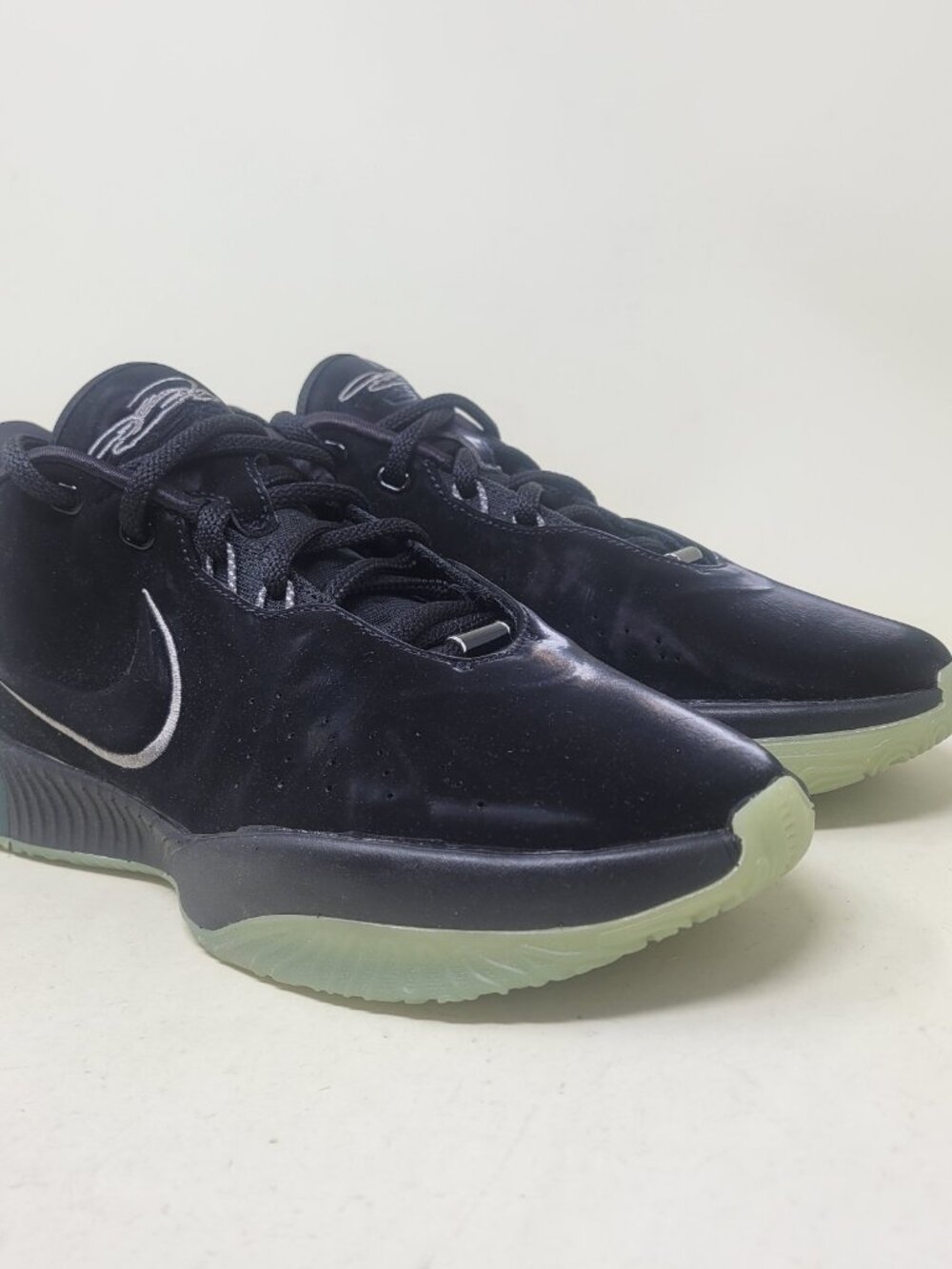 Men's Size 8 Nike LeBron XXI Basketball Shoes Black Green FB2238-001 Preowned
